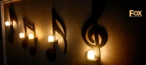 تفاصيل إضاءة LED في ديكور حائط موسيقي من Fox Group